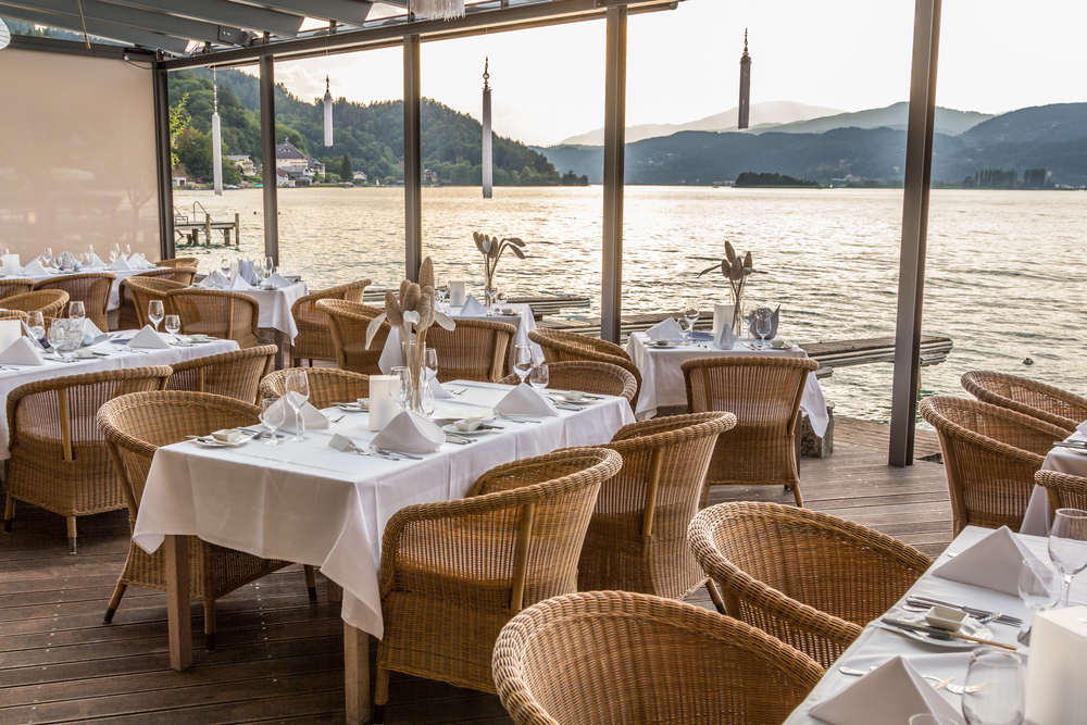 Restaurant TAblecloth and Napkin Service